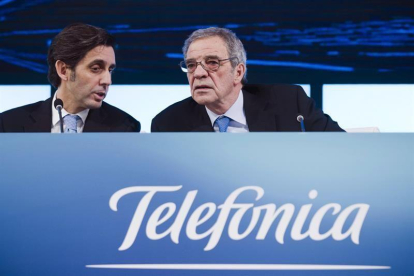 Fotografía de archivo del presidente de Telefónica, César Alierta (d), que deja su puesto en la compañía tras casi 16 años al frente de la operadora de telecomunicaciones española, junto al consejero delegado, José María Álvarez-Pallete López, que pasará -EFE