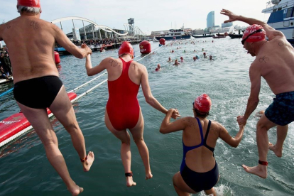 Cuatro participantes de la Copa Nadal, esta mañana  430 nadadores han participado este martes.-