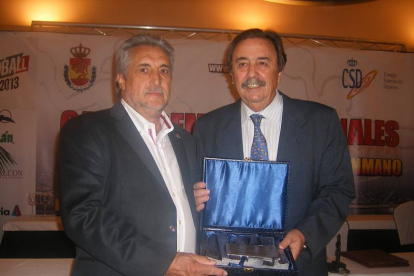 Carlos Heras junto al presidente de la Española Juan de Dios Román. / ARANGA BM SORIA-