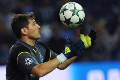 Casillas, en un partido del Oporto de Champions.-AP / PAULO DUARTE