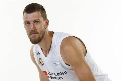 El jugador de baloncesto Ognjen Kuzmic, con la camiseta del Real Madrid.-