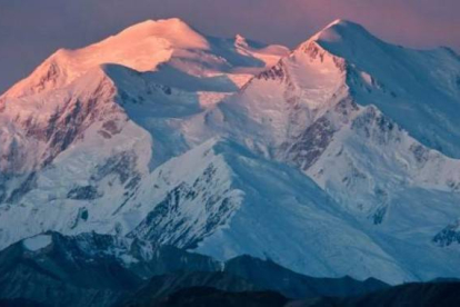 Vista de la montaña más alta de Norte América, ubicada en Alaska y cuyo nombre nativo significa "El Alto".-BBC