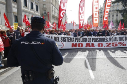 Manifestación convocada por UGT y CCOO en Madrid, en defensa de unas pensiones dignas.-/ EFE / JAVIER LIZÓN