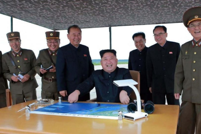 Kim Jong-un junto a un grupo de asesores observa el lanzamiento del misil que sobrevoló territorio de Japón.-AFP