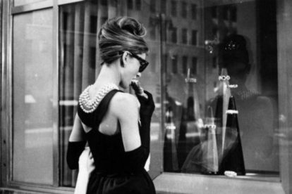 Audrey Hepburn, en la famosa escena de 'Desayuno con diamantes' ante la joyería Tiffany's de Nueva York.-