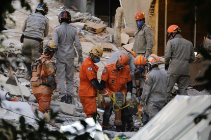 Trabajos de rescate en los edificios derrumbados en Río de Janeiro.-AP