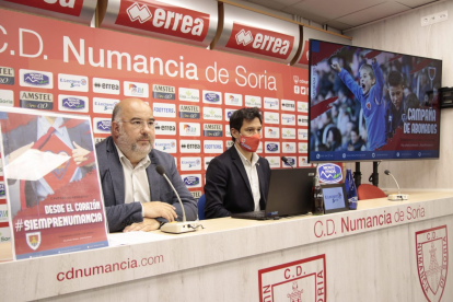 Luis Martínez y Javier del Pino en la presentación de la campaña de abonos del Numancia para la próxima temporada. GONZALO MONTESEGURO