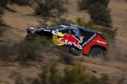 El Peugeot de Carlos Sainz en el Dakar.-AP / JORGE SAENZ