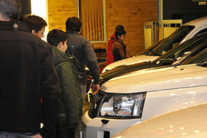 Público visitando la exposición de coches. / D. M. -