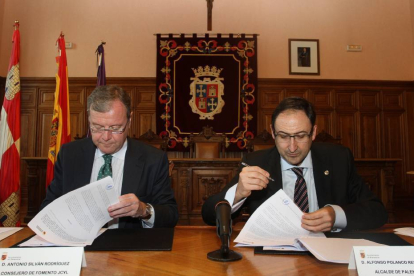 El consejero de Fomento y Medio Ambiente, Antonio Silván(I), suscribe con el alcalde de Palencia, Alfonso Polanco(D)-Ical
