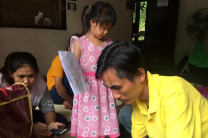 Los padres de uno de los niños atrapados en las cuevas de Chian Rai esperan noticias del rescate, este lunes. /-REUTERS / JAMES POMFRET