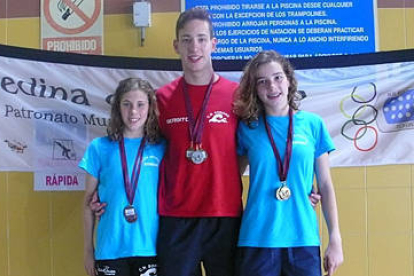 Los nadadores Marina Gil, Sergio Martín y Carmen López. / C.N. SORIANO-