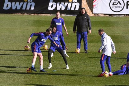 Diego Godín, con el balón en los pies, durante un entrenamiento del Atlético.-EFE