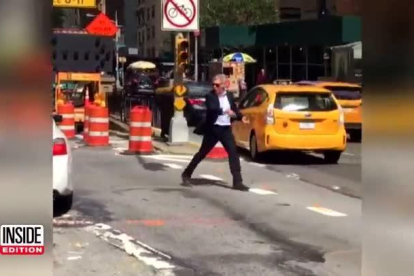 Harrison Ford dirige el tráfico en las calles de Nueva York.-EL PERIÓDICO