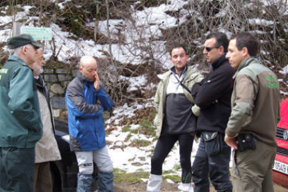 Tres de los montañeros afectados charlan con miembros del dispositivo de búsqueda. / FERNANDO ORTE-