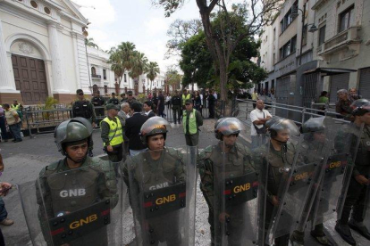 Miembros de la Guardia Nacional Bolivariana impiden el paso a la Asamblea Nacional.-EFE