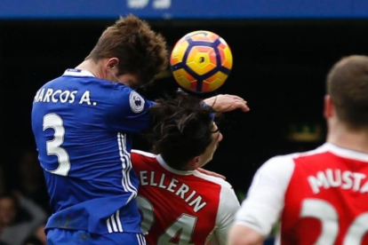 Marcos Alonso remata a gol y golpea duramente con el codo a Bellerín durante el Chelsea-Arsenal.-AFP / IAN KINGTON