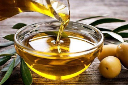Olivas y aceite de oliva, dos de los productos españoles afectados por los nuevos aranceles de EEUU.-EL PERIÓDICO