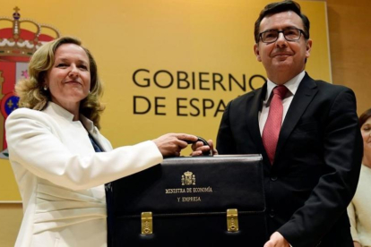 La nueva ministra de Economía, Nadia Calviño, recibe la cartera ministerial de manos de su antecesor en el cargo, Román Escolano.-JAVIER SORIANO / AFP