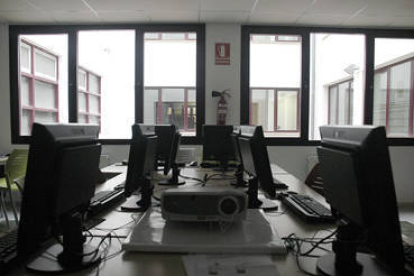 En la imagen una de las aulas de nuevas tecnologías del antiguo colegio de La Presentación . / ÁLVARO MARTÍNEZ-