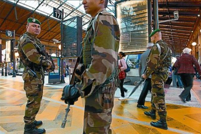 Soldados franceses vigilan la Gare du Nord de París, el pasado lunes.-AFp / THOMAS COEX
