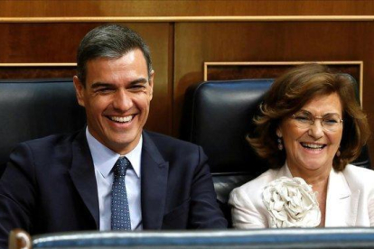 Pedro Sánchez y Carmen Calvo, el martes en el Congreso.-EFE / EMILIO NARANJO