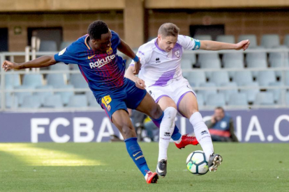 El Numancia rescataba un punto en el Mini Estadi en una nueva remontada del equipo esta temporada, en la imagen el culé Ballou con el rojillo Ripa.-Área 11