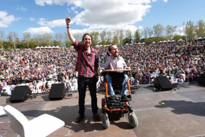Pablo Iglesias y Pablo Echenique durante la Fiesta de Primavera que celebro Podemos hoy en un céntrico parque madrileño.-DAVID CASTRO