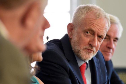 El líder laborista, Jeremy Corbyn, durante la reunión que ha mantenido este martes con otros líderes de la oposición.-DANIEL LEAL-OLIVAS (AFP)