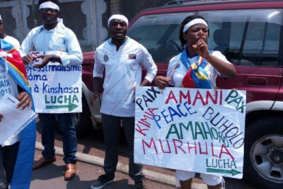 Un grupo de militantes de LUCHA se manifiesta en Goma.-EL PERIÓDICO