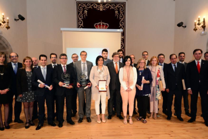 Los premiados y los receptores de los reconocimientos posan en la ‘foto de familia’ de la gala empresarial de FOES en el Aula Magna Tirso de Molina.-ÁLVARO MARTÍNEZ