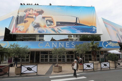 Fachada del Palais des Festivals con el póster de la 71ª edición del festival de Cannes.-AFP / VALERY HACHE