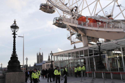 Agentes de policía, frente al London Eye, donde cientos de personas quedaron atrapadas durante el atentado.-REUTERS / EDDIE KEOGH