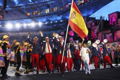 El tenista español Rafa Nadal encabezando la delegación española en la ceremonia inaugural de los JJOO de Río 2016.-REUTERS
