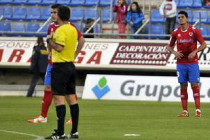 El C.D. Numancia sella la permanencia en Segunda División con la victoria ante el Deportivo de la Coruña y de paso rompe una racha negativa de casi tres meses sin ganar en Los Pajaritos. Con goles de Regalón y Palanca, el Numancia noqueó al hasta entonces líder de la categoría, un equipo que en Soria no dio muestras de la posición que ocupa en la clasificación. El buen hacer de los rojillos, que habían dejado aparcados los nervios de anteriores jornadas, pasó por encima de un Deportivo que nunca dio la sensación de querer sumar los tres puntos. El Numancia seguirá otra temporada más en el fútbol profesional.