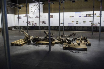 Restos del coche que conducía Anders Behring Breivik en la cruda exposición del "Centro del 22 de julio" en Oslo, Noruega, que se inaugura este miércoles.-Foto: EFE / FREDRIL VARFJELL