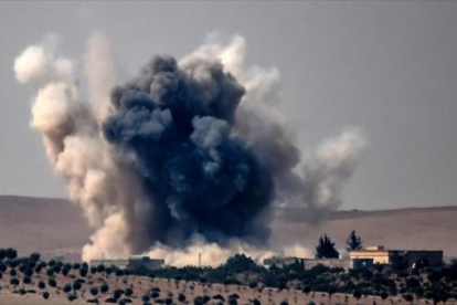 El humo se eleva sobre la ciudad siria de Jarabulus, ayer, durante los bombardeos de cazas turcos.-AFP / BULENT KILIC