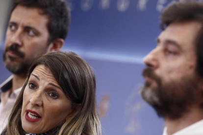 Los diputados de Unidas Podemos, Antón Gómez Reino, Yolanda Díaz y Rafael Mayoral-MARISCAL (EFE)