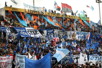Miles de personas protestan hoy  en el Estadio Atlanta de Buenos Aires.-EFE