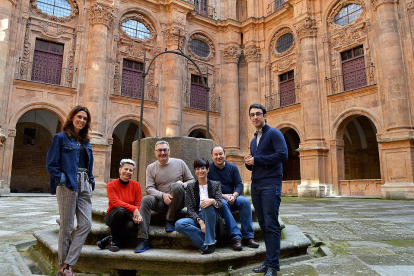 Miembros del grupo de investigación en las instalaciones de la Universidad Pontificia de Salamanca. EL MUNDO