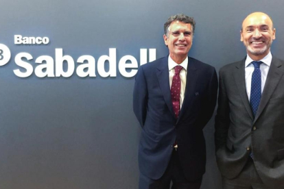 Jaume Guardiola y Francesc Noguera, director de Banco Sabadell en México, en la nueva oficina de Jalisco.-BANCO SABADELL