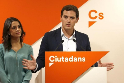 Los dirigentes de Ciudadanos Albert Rivera e Inés Arrimadas este viernes en rueda de prensa en Barcelona.-