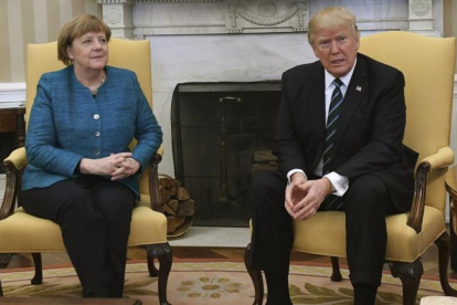 Merkel y Trump, durante su reunión en el Despacho Oval de la Casa Blanca, en Washington, el 17 de marzo.-PAT BENIC