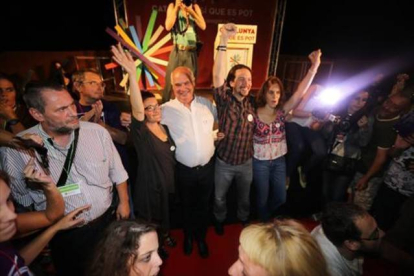 El líder de Podemos, Pablo Iglesias, junto al candidato de Catalunya Sí que es Pot, Lluís Rabell, este miércoles por la noche en Rubí.-Foto: DANNY CAMINAL