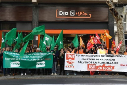 Protesta de trabajadores de la cadena de supermercados Dia.-JORDI COTRINA