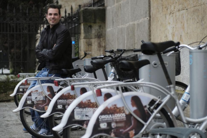 Luis Méndez, estudiante de la USAL, en uno de los puntos de préstamo del servicio público de bicicletas de Salamanca-ENRIQUE CARRASCAL