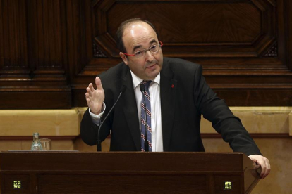 El líder del PSC, Miquel Iceta, durante su intervención en el pleno del Parlament de Cataluña-Toni Albir