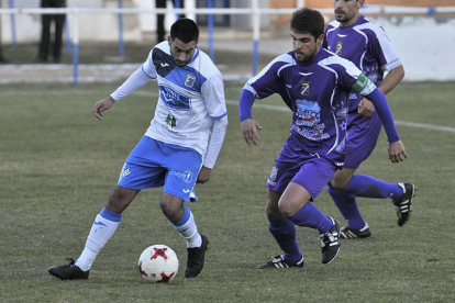 Un momento del partido disputado ayer en La Arboleda entre el Almazán y el Becerril.-VALENTÍN GUISANDE