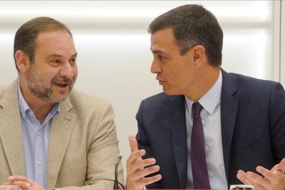 José Luis Ábalos y Pedro Sánchez bromean durante la ejecutiva socialista, este viernes.-JOSÉ LUIS ROCA