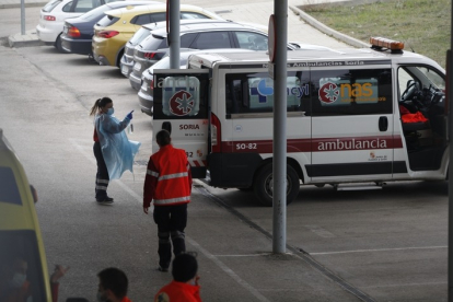 Ambulancia a las puertas del hospital.-HDS
